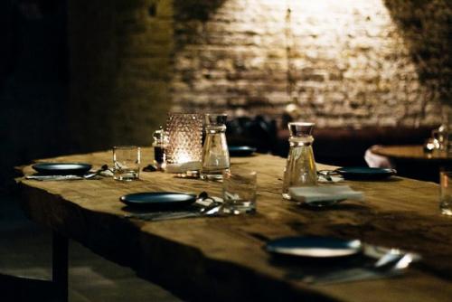 Gotovegancafe.  Дом: бар, вегетарианское кафе и танцпол в бывшем стриптиз - клубе. 01