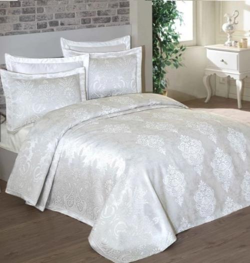 Главным предметом спальни является кровать. 01