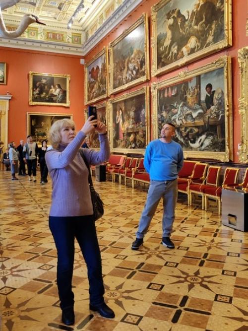 Говорят, если пройти по всем залам эрмитажа, нашагаешь 24 км. 05