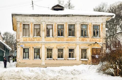 Жилой дом, украшенный замечательной лепниной в начале ХХ века; сразу мы узнаем, что работала здесь артель джмухадзе. 04