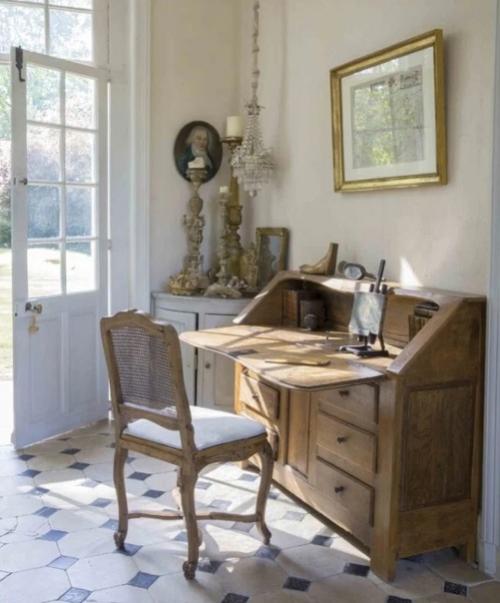 Старинная атмосфера в утонченном интерьере сельского дома 1675 года на севере Франции. 05