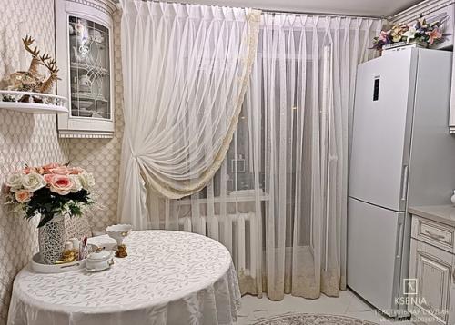 Небольшая кухня.  Красивое и в тоже время сложное пространство, где собрано очень много декоративных деталей и акцентов. 01