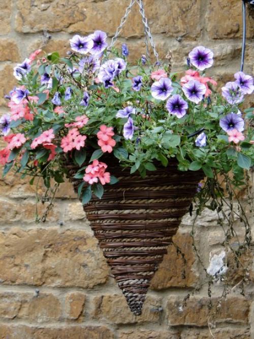 Подвесные клумбы: мы оформляем сады пирамиды на своем участке. 04