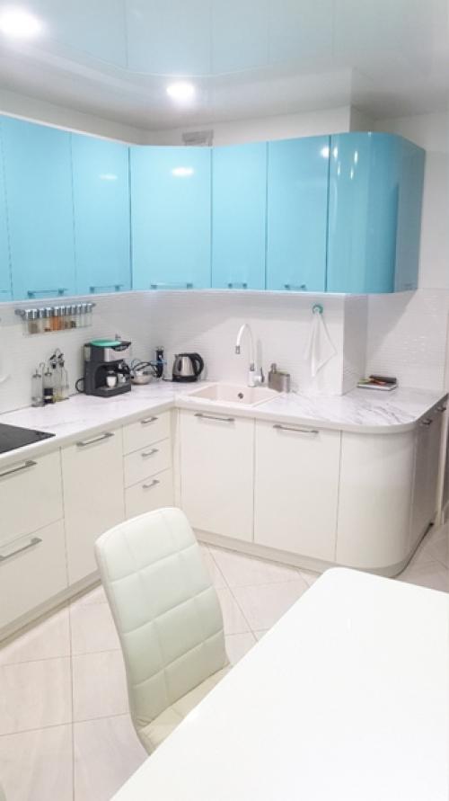 Интересный интерьер светлой кухни с голубыми элементами. 01