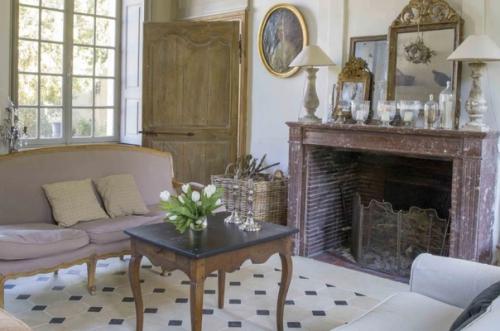 Старинная атмосфера в утонченном интерьере сельского дома 1675 года на севере Франции. 01