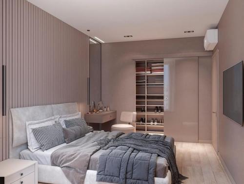 Современный интерьер спальни с гардеробной. 01
