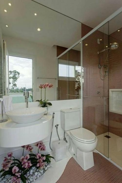 Иcпользование живых цветов в дeкоре ванной комнаты трендом стало. 02