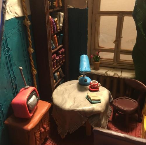 Московский художник Алексей Микулин воссоздал из обычного детского пластилина интерьеры московской коммунальной квартиры, в которой прожил 30 лет. 08