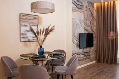 Современный, лаконичный интерьер кухни - гостиной, разработанный дизайнером Еленой Кулешовой. 02