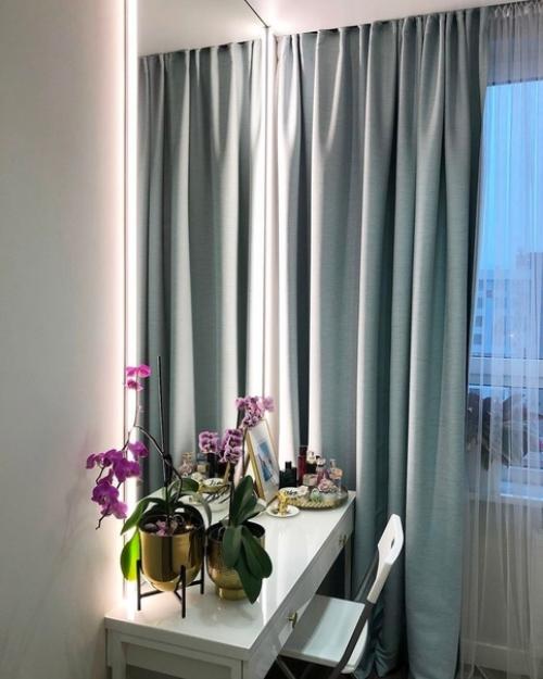 Нежное обустройство спальни в серо-голубых оттенках. 02