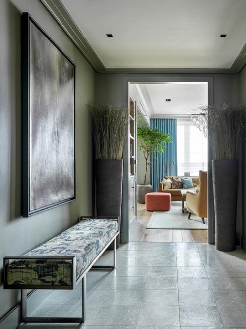 Попадая в эту квартиру, легко можно ощутить себя где-нибудь далеко за городом, посреди нетронутой природы. 03