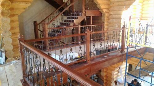 Наша мастерская занимается изготовлением лестниц, мебели и декора из массива дерева. 07