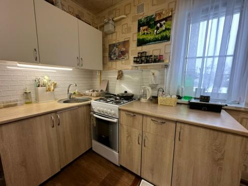 Мы представляем вашему вниманию прекрасный отдельно стоящий дом, расположенный по центральной улице нашего города. 06