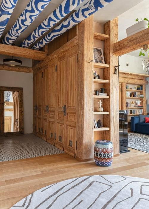 Квартиру в старом фонде обновили быстро и смело, сохранив исторические детали - кирпич, высокие потолки и большие окна. 01