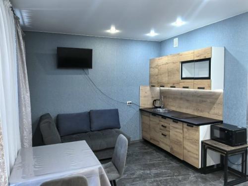 Уютная студия с качественным и дорогим ремонтом предлагается.  