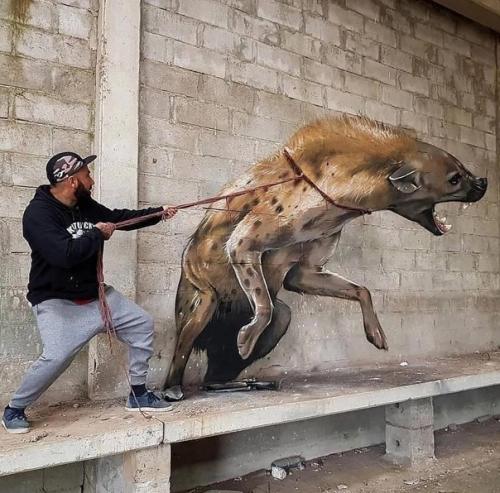 Ну, теперь он может работать художником стен в детском саду. 01