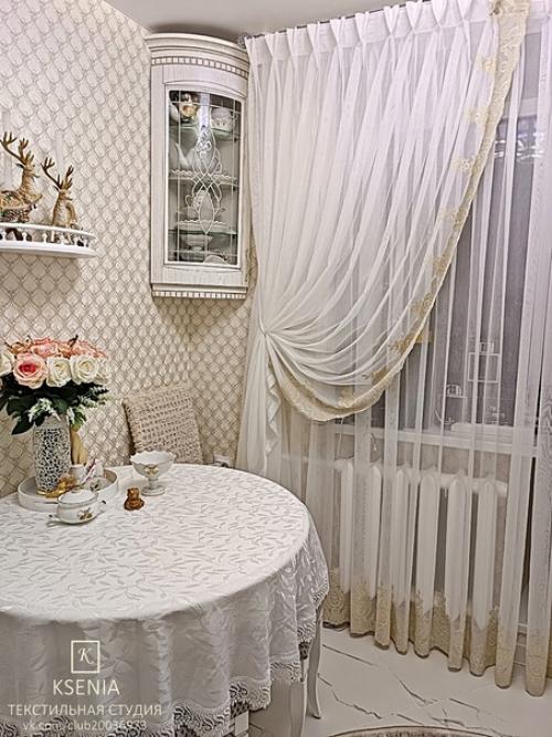 Небольшая кухня.  Красивое и в тоже время сложное пространство, где собрано очень много декоративных деталей и акцентов. 02