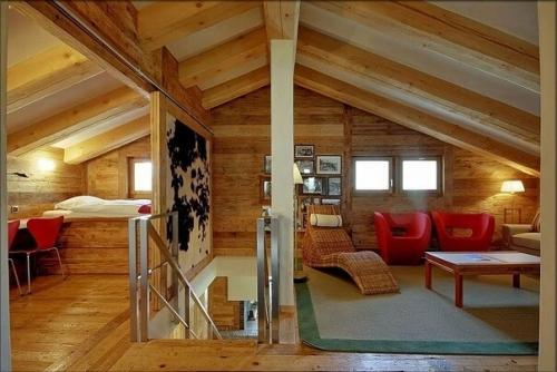 Дизайн интерьера спальни на мансарде - сложная задача и для профессионального архитектора, и для собственника загородного дома. 02