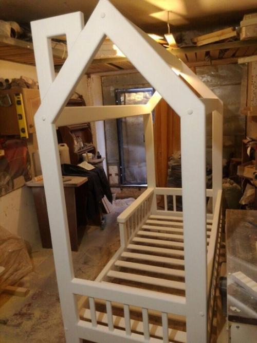 Наша мастерская занимается изготовлением лестниц, мебели и декора из массива дерева. 09