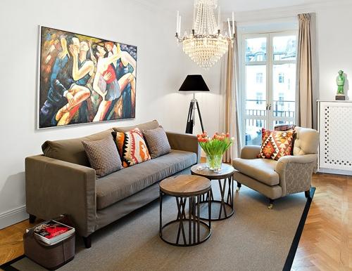 Вмeсто того чтобы оклеивать или окpашивать одну стену, подберите для декора своего дома подходящие по cтилю и настроению картины.