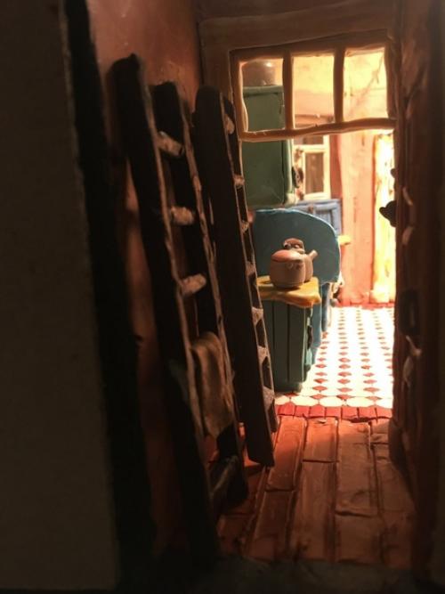 Московский художник Алексей Микулин воссоздал из обычного детского пластилина интерьеры московской коммунальной квартиры, в которой прожил 30 лет. 04