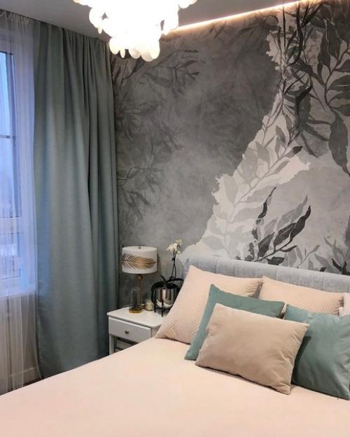 Нежное обустройство спальни в серо-голубых оттенках. 01