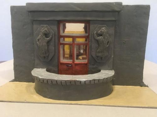 Московский художник Алексей Микулин воссоздал из обычного детского пластилина интерьеры московской коммунальной квартиры, в которой прожил 30 лет. 09