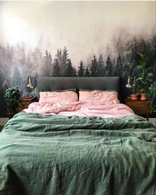 Интерьер спальни.  Атмосферный рисунок на стене, сразу ассоциация с лесом, свежестью и прохладой. 01