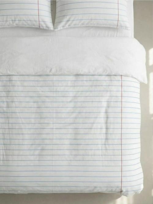 Бренд Verlab решил сыграть на ностальгии (или коллективной травме) и выпустил максимально необычный комплект постельного белья.

