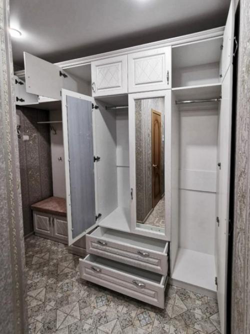 Невероятно элегантная прихожая - конечно же, в белом, для наших заказчиков из Углича. 05