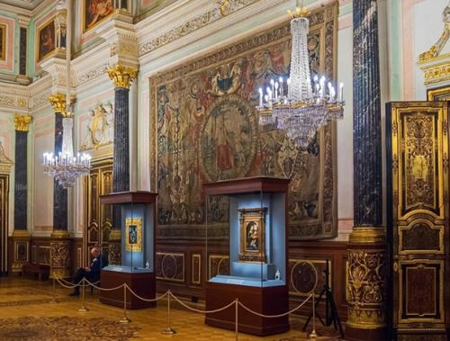 Говорят, если пройти по всем залам эрмитажа, нашагаешь 24 км. 07