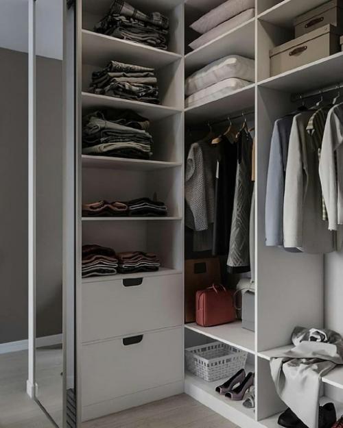 Интерьер спальни.  Как здорово, когда есть возможность в спальне сделать сразу вместительный шкаф или гардеробную. 06