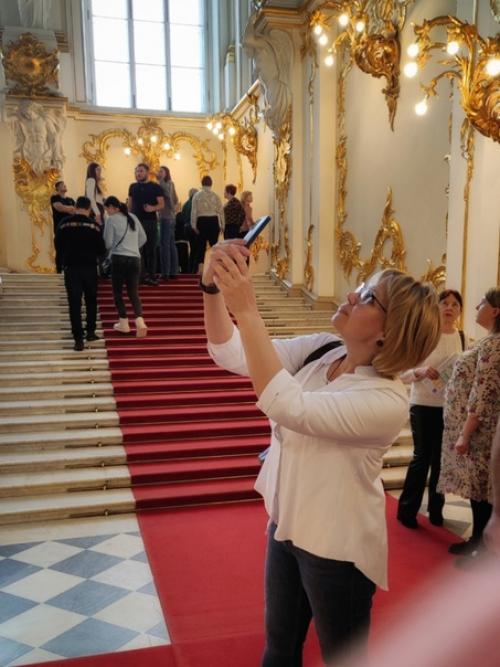 Говорят, если пройти по всем залам эрмитажа, нашагаешь 24 км. 01