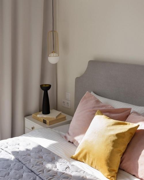 Интерьер выполнен в стиле современной классики - хотелось привнести нотку атмосферы Санкт-петербурга с его торжественностью. 08