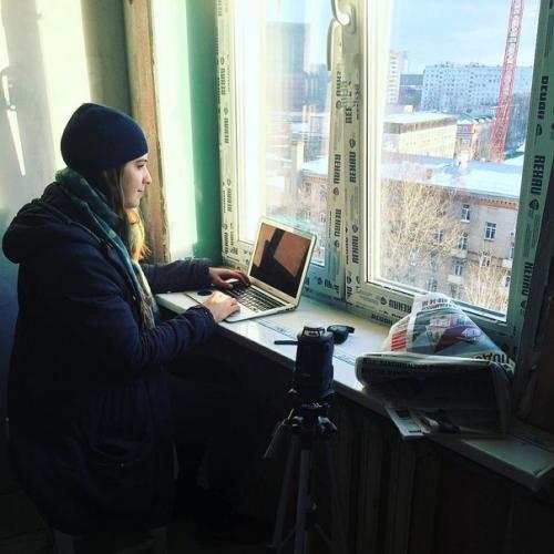 Главное в квартире было найти место для стола Карена, где проходит его святое утро, где пишутся книги и сочиняются песни.