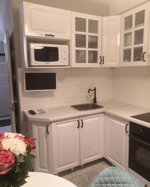 Глядя на этот стильный и красивый интерьер, просто не верится, что затраты на его оформление были скромными. 04