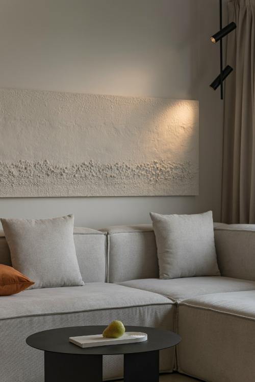 Кухня гостиная в этом проекте была увеличена за счёт присоединённой лоджии на 5, 5 кв м. в подиум спрятано утепление и встроен теплый пол. 05