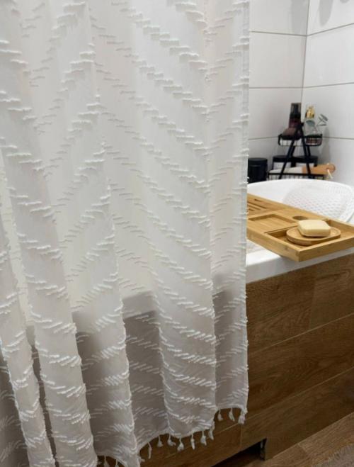 Светлая ванная в скандинавском стиле.

