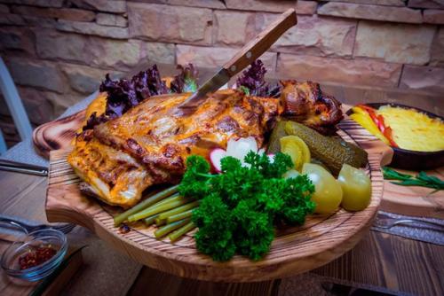 Самые грузинские рестораны в Москве, где можно интеллигентно поужинать или перехватить свежеиспеченный хачапури на бегу. 08