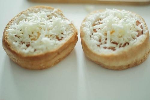 Яичница в булочке?   Ингредиенты: 02