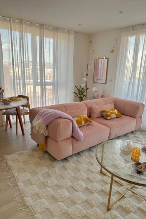 А еще мы сделали для вас подборку того, как красиво и оригинально смотрится Персиковый Пушок в интерьере квартиры. 01