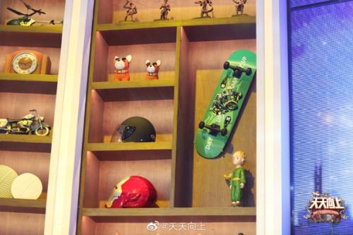 В следующем выпуске дейдейап прямо на сцене построили дом. 03