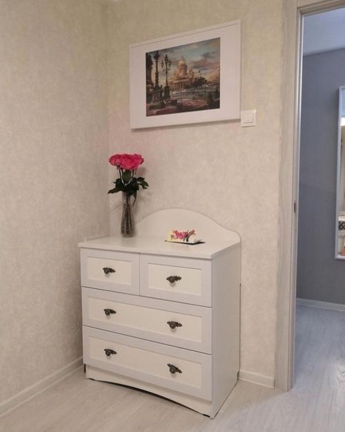 Глядя на этот стильный и красивый интерьер, просто не верится, что затраты на его оформление были скромными. 06