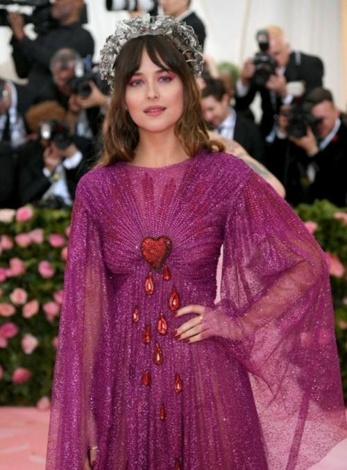 Кровоточащее сердце дакоты Джонсон - что означало платье актрисы на Met Gala 2019? 01