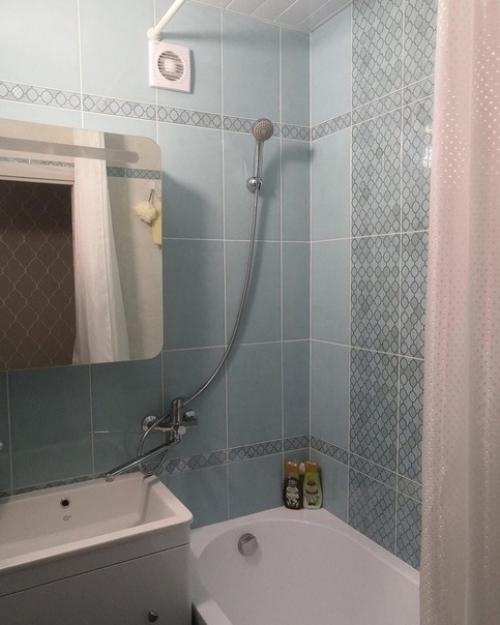 Глядя на этот стильный и красивый интерьер, просто не верится, что затраты на его оформление были скромными. 01