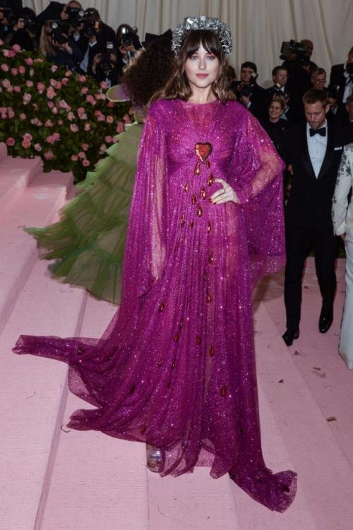 Кровоточащее сердце дакоты Джонсон - что означало платье актрисы на Met Gala 2019? 02