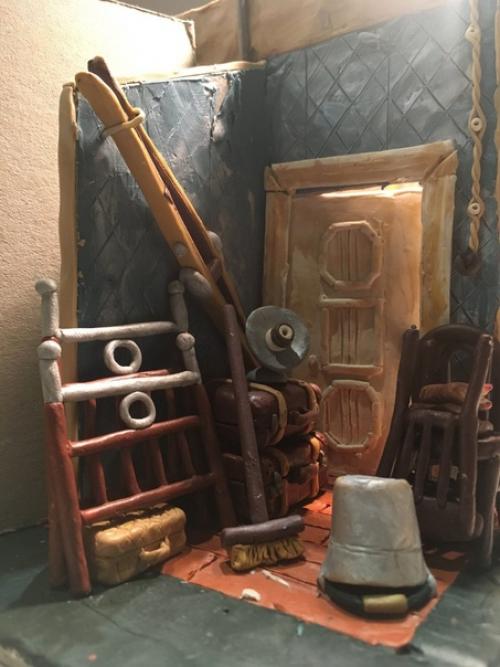 Московский художник Алексей Микулин воссоздал из обычного детского пластилина интерьеры московской коммунальной квартиры, в которой прожил 30 лет. 03