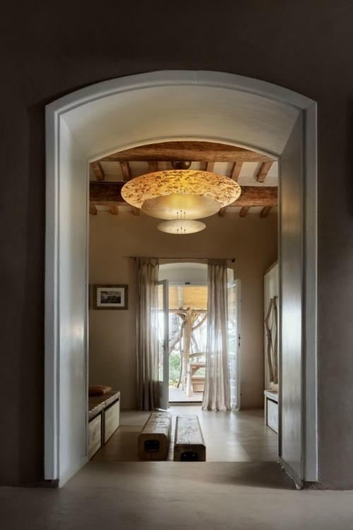 Вилла на мысе с видом на море получила новую жизнь после бережной реставрации.  