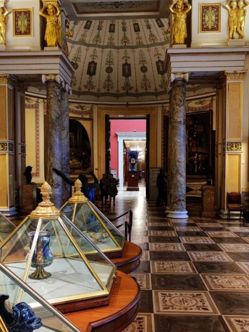 Говорят, если пройти по всем залам эрмитажа, нашагаешь 24 км. 03