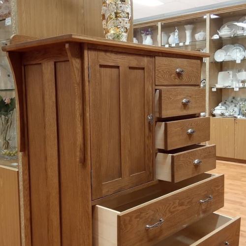 Наша мастерская занимается изготовлением лестниц, мебели и декора из массива дерева. 01